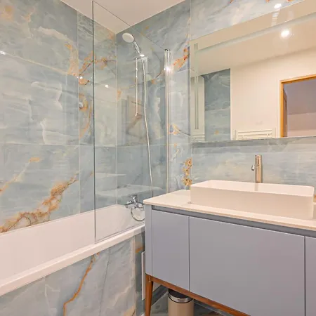 Modern Apartment- 2br-4p-