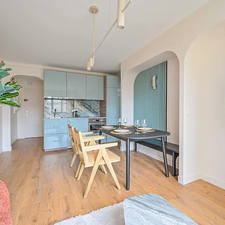 Modern Apartment- 2br-4p- *