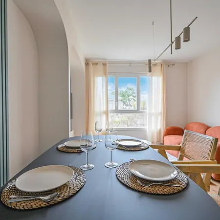 Modern Apartment- 2br-4p- شقة *