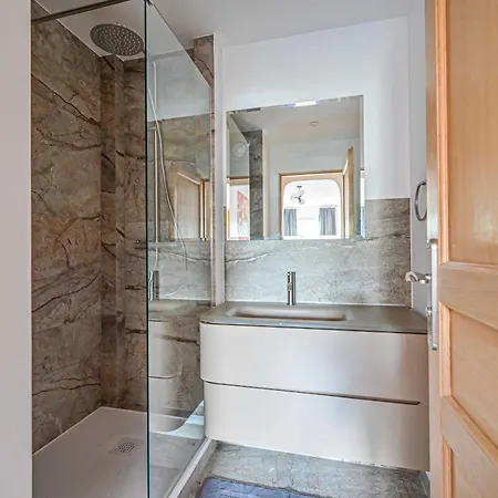 Modern Apartment- 2br-4p- بانيوليه